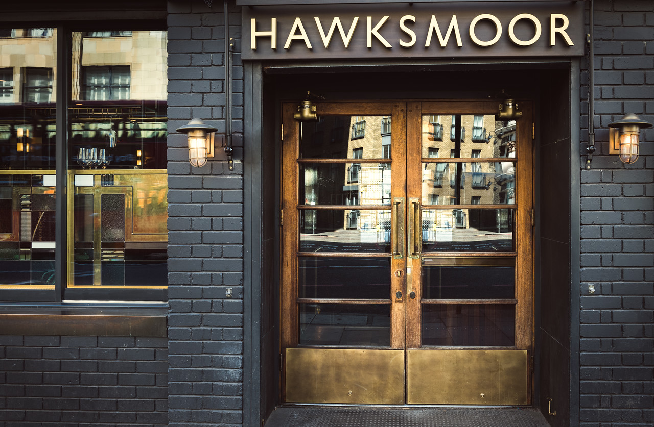 Tommy Robinson asked to leave restaurant.